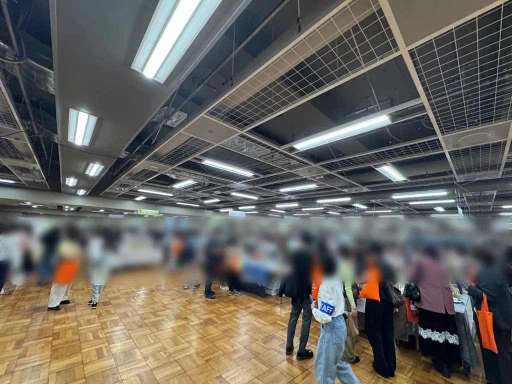 JAPAN TEA EXPO 2026 の会場。奥まで大勢の人が歩いている
